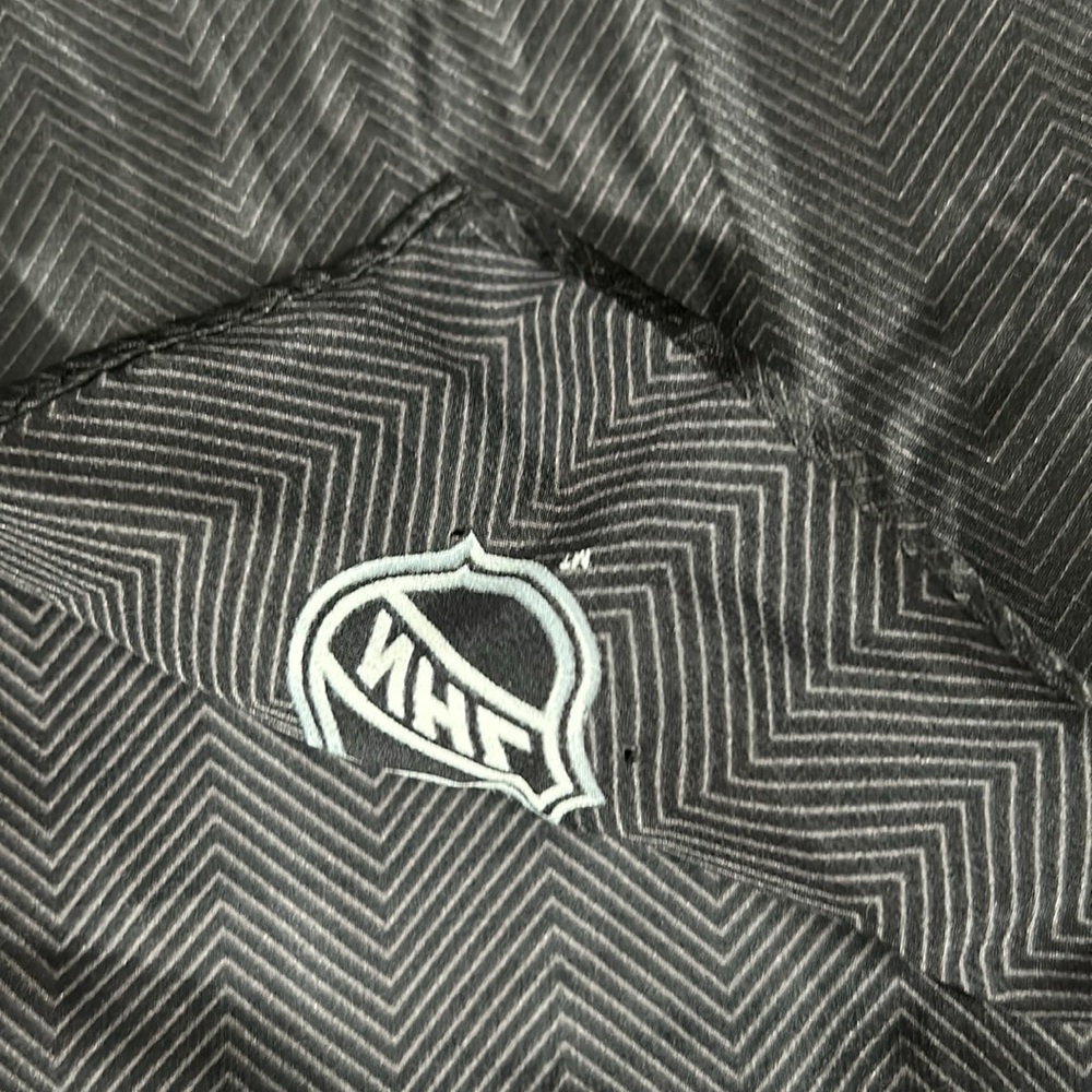 Men’s NHL silk scarf black with Chevron print square - Picture 4 of 8